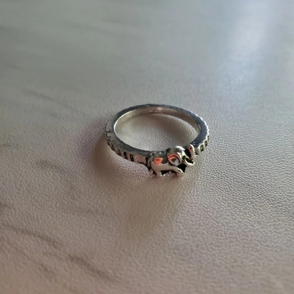 Size 8 Elephant Ring - Picture 6 of 7